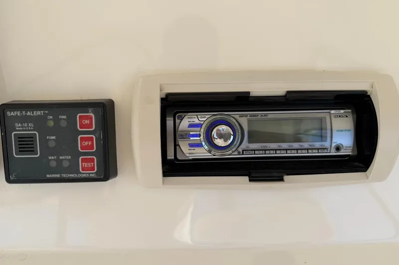 Reelin N Rockin Yacht Photos Pics Control panel and stereo system on 2003 Silverton 38 Convertible boat dashboard.
