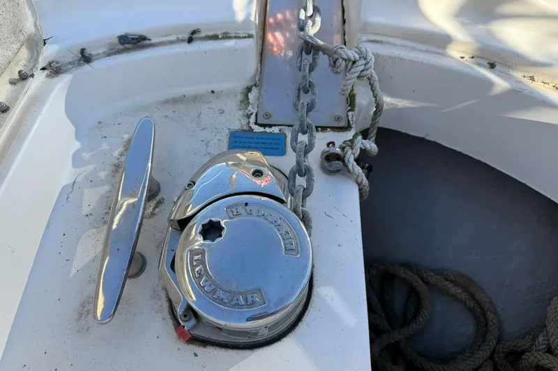Reelin N Rockin Yacht Photos Pics 2003 Silverton 38 Convertible boat anchor windlass and cleat detail.