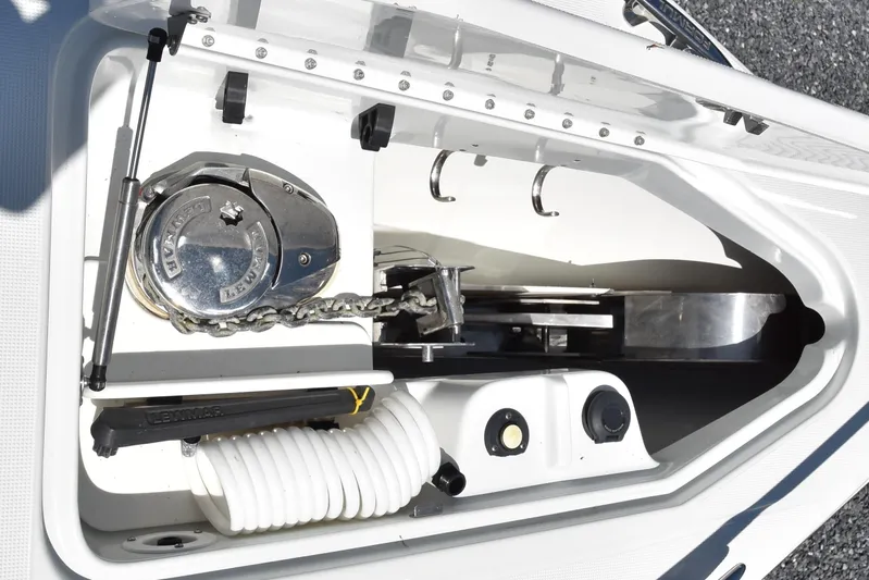 No Name Yacht Photos Pics Anchor Windlass / Freshwater Washdown