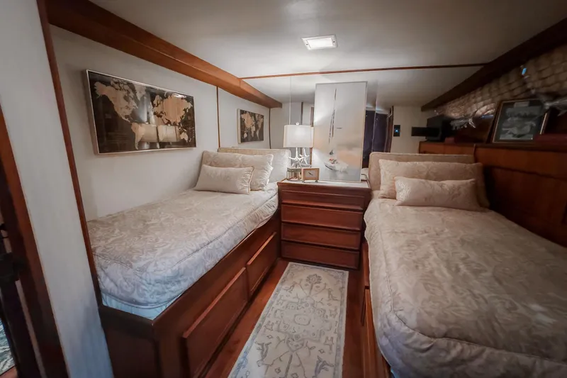 Masterplan Yacht Photos Pics 1975 Hatteras 58 Long Range Cruiser cabin with twin beds and elegant decor.