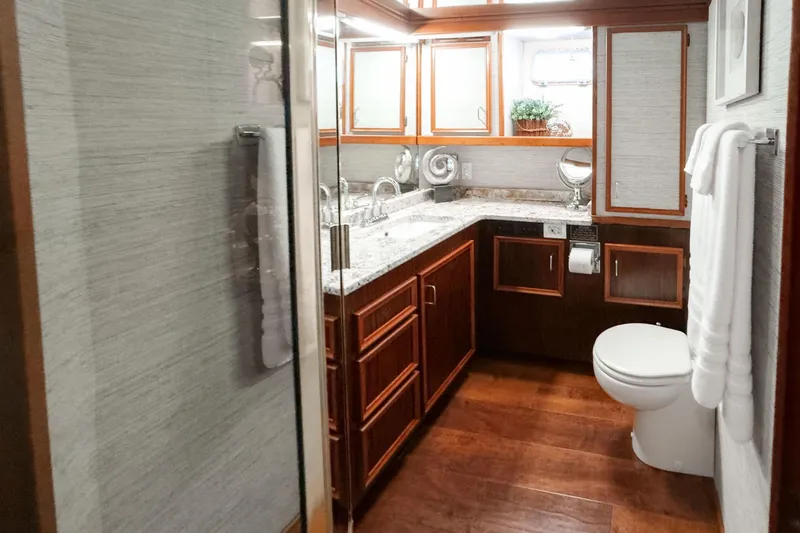 Masterplan Yacht Photos Pics Luxurious bathroom interior of 1975 Hatteras 58 Long Range Cruiser yacht.