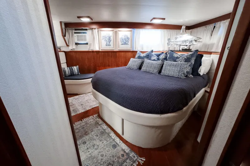 Masterplan Yacht Photos Pics Luxurious bedroom interior of a 1975 Hatteras 58 Long Range Cruiser yacht.