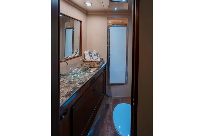 Masterplan Yacht Photos Pics Luxurious bathroom interior of 1975 Hatteras 58 Long Range Cruiser yacht.