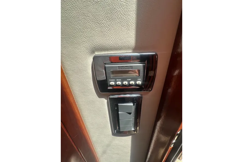 Havadk Yacht Photos Pics Control panel inside 2010 Meridian 391 Sedan, featuring temperature and fan settings.