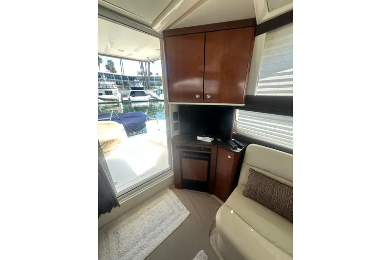 Havadk Yacht Photos Pics Interior of 2010 Meridian 391 Sedan yacht with TV, seating, and marina view.