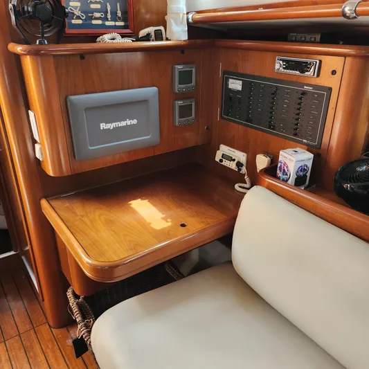 Scot-free Yacht Photos Pics Navigation station of 1999 Beneteau Oceanis 461 yacht with Raymarine equipment and control panel.