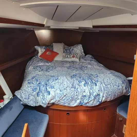 Scot-free Yacht Photos Pics Cozy cabin interior of 1999 Beneteau Oceanis 461 sailboat with decorative bedding.