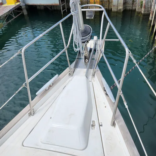 Scot-free Yacht Photos Pics Bow of 1999 Beneteau Oceanis 461 sailboat docked in marina.