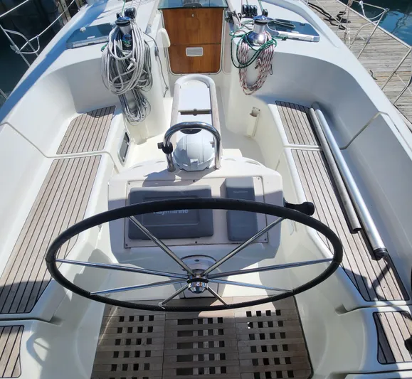 Scot-free Yacht Photos Pics Cockpit of 1999 Beneteau Oceanis 461 sailboat with steering wheel and deck equipment.