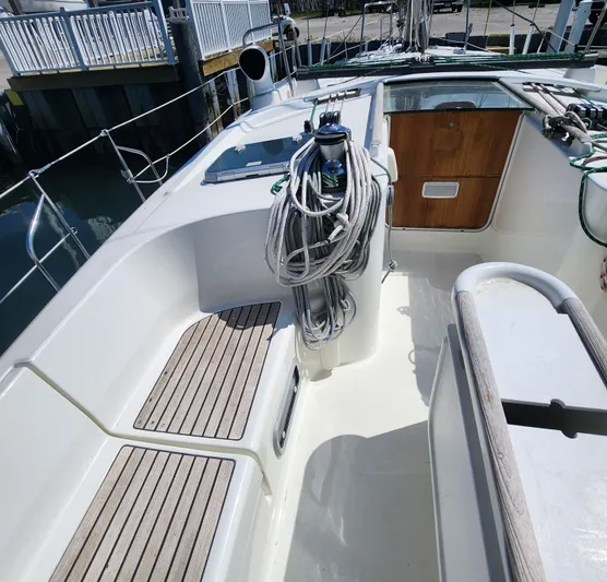 Scot-free Yacht Photos Pics 1999 Beneteau Oceanis 461 sailboat cockpit with ropes and wooden seating.