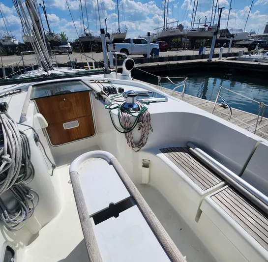 Scot-free Yacht Photos Pics 1999 Beneteau Oceanis 461 sailboat cockpit with ropes and winch, docked at marina.