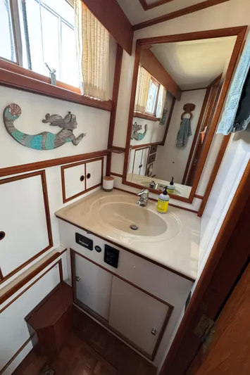 Hawk's Nest Yacht Photos Pics 