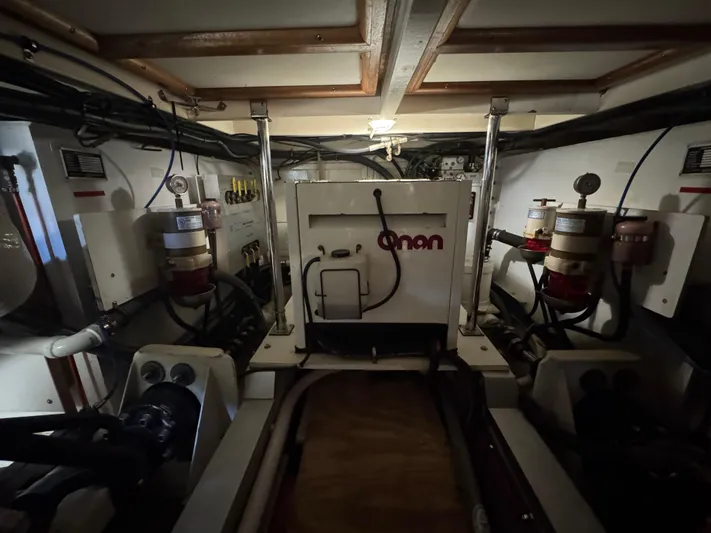 Hawk's Nest Yacht Photos Pics 