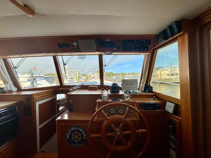 Hawk's Nest Yacht Photos Pics 