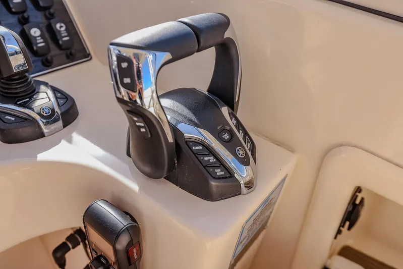 Fin & Tonic Yacht Photos Pics 2024 Grady-White Freedom 275 boat controls with modern design and ergonomic features.