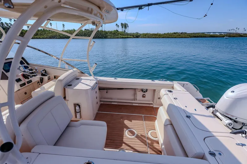 Fin & Tonic Yacht Photos Pics 