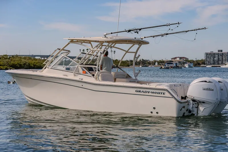 Fin & Tonic Yacht Photos Pics 