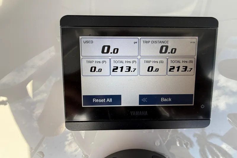  Yacht Photos Pics Yamaha display on 2021 Sea Hunt Ultra 305 SE showing trip and total hours.