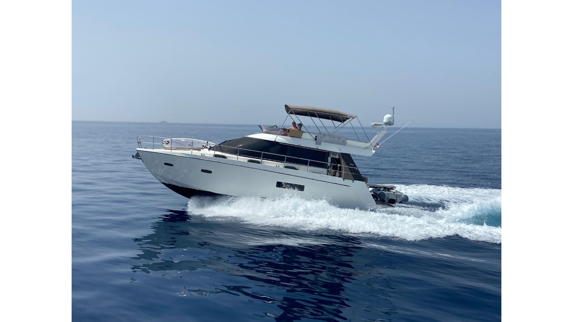 Neu 2012 Sealine F42 | YachtFocus