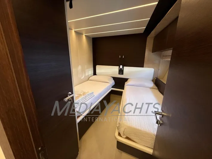  Yacht Photos Pics Luxurious twin bedroom in 2019 Azimut Fly 72 yacht, featuring modern design and cozy ambiance.