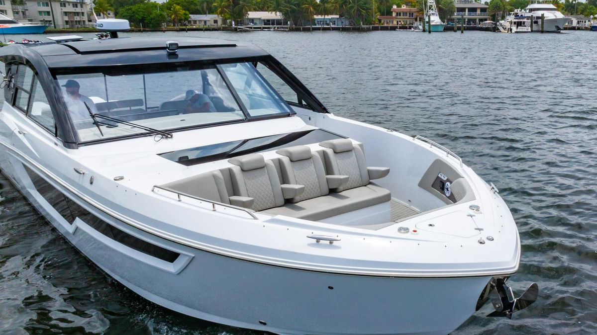 2024 Cruisers Yachts 50 
