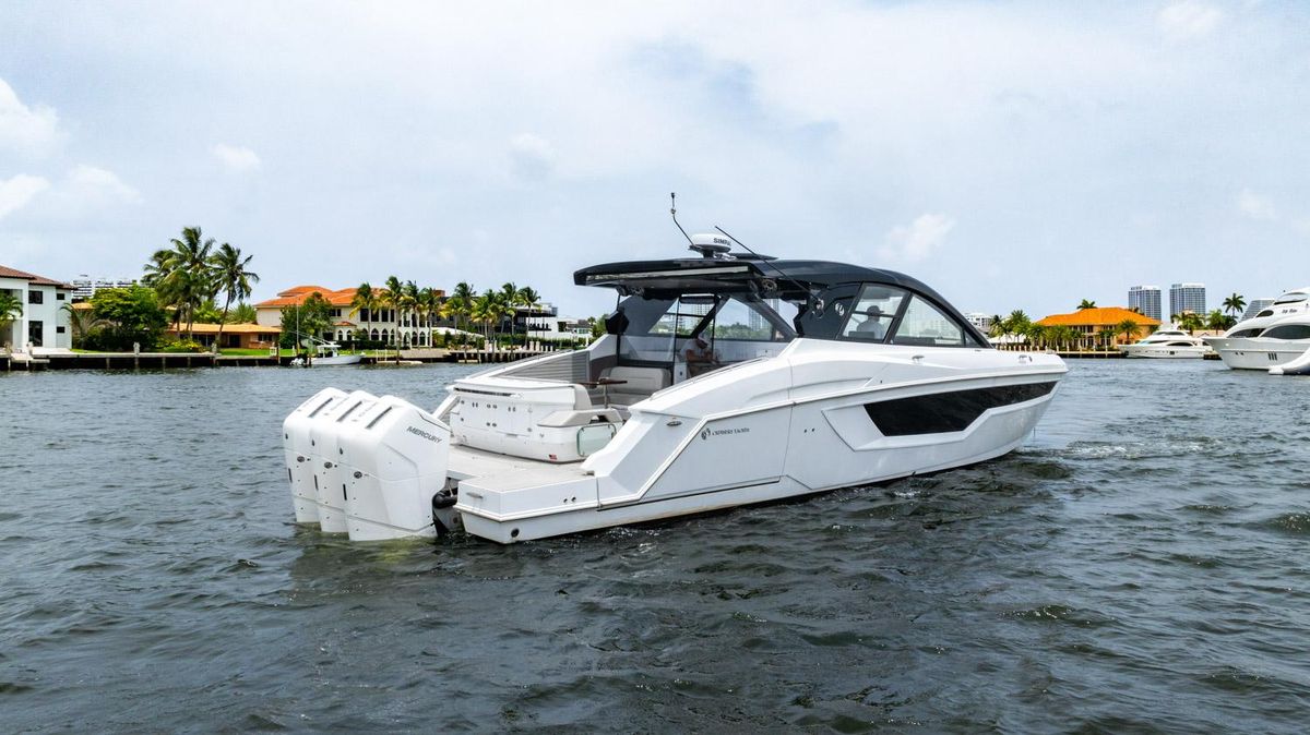 2024 Cruisers Yachts 50 