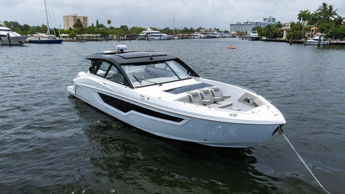 2024 Cruisers Yachts 50 