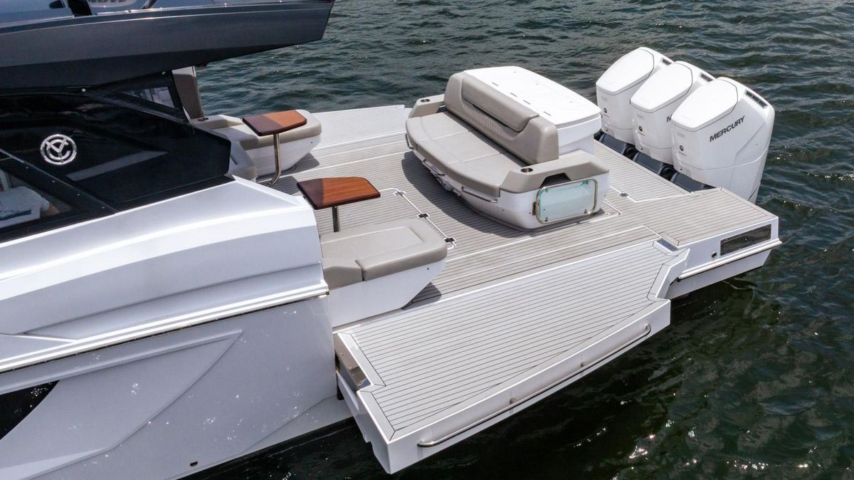 2024 Cruisers Yachts 50 