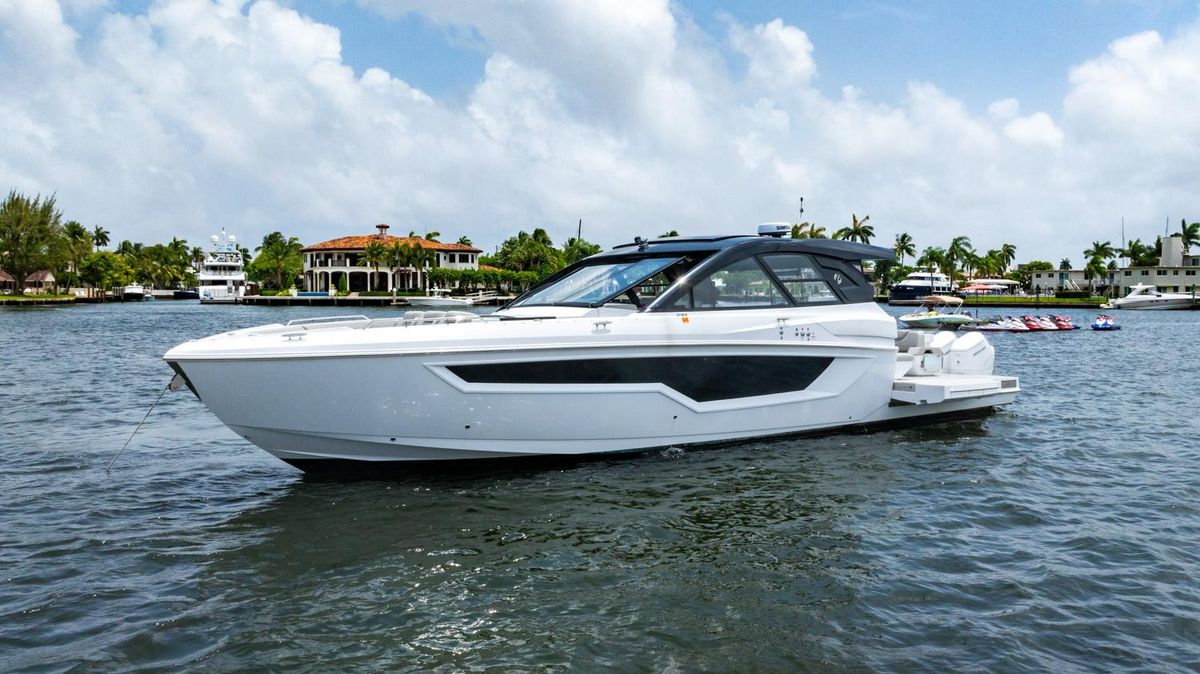 2024 Cruisers Yachts 50 