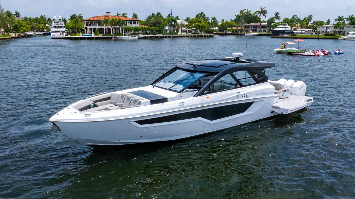2024 Cruisers Yachts 50 