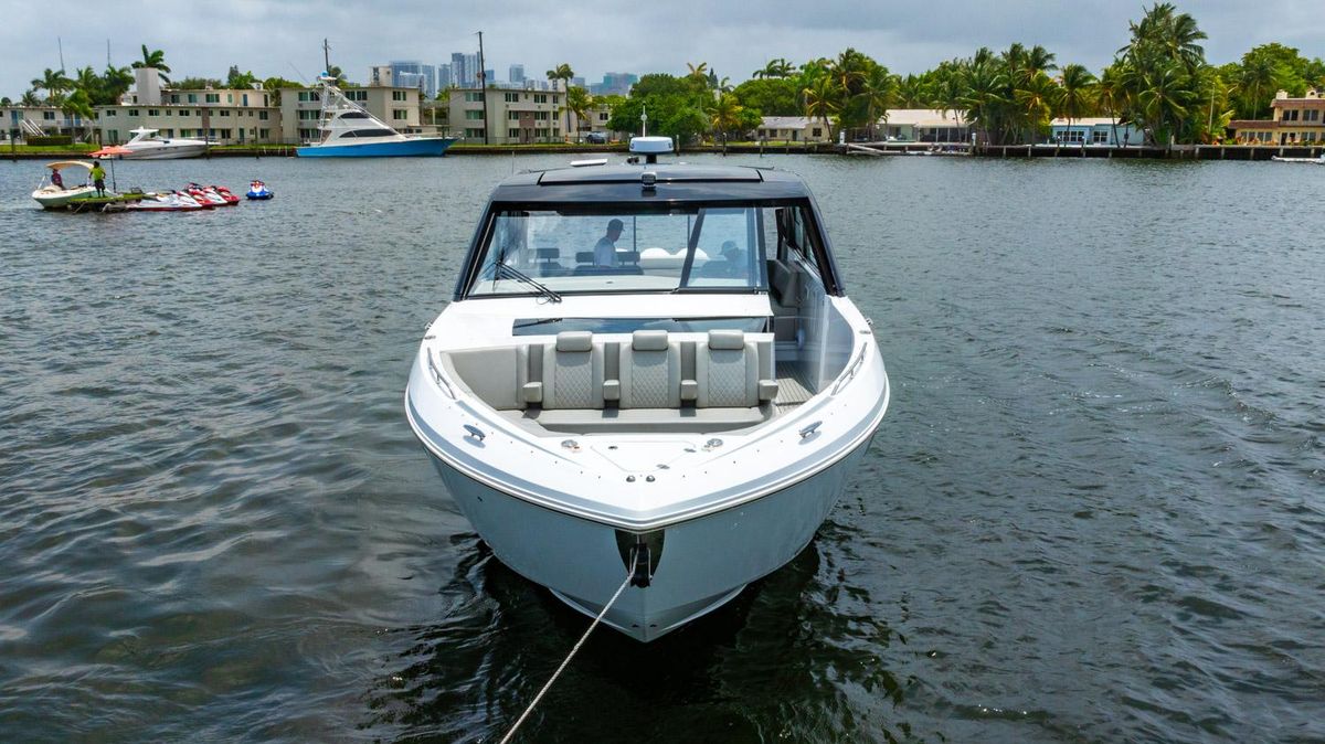2024 Cruisers Yachts 50 