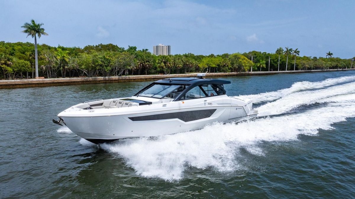 2024 Cruisers Yachts 50 