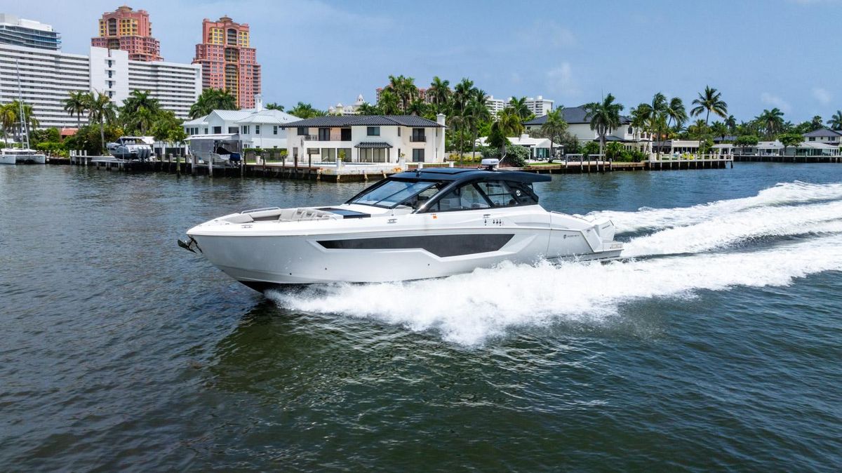 2024 Cruisers Yachts 50 