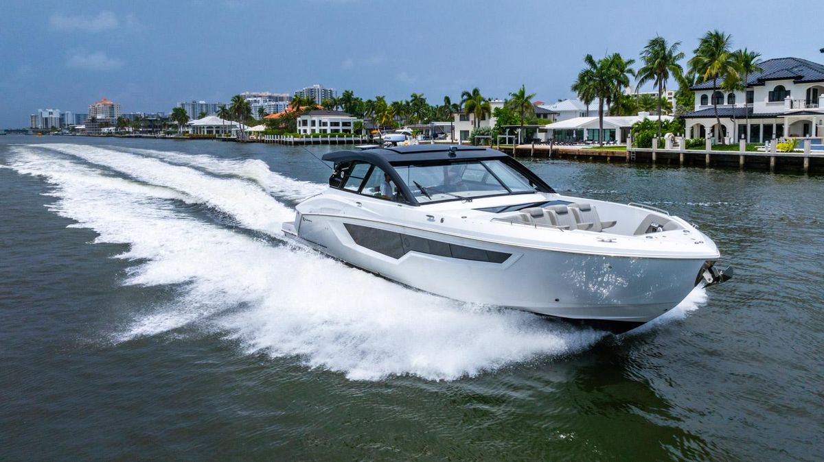 2024 Cruisers Yachts 50 