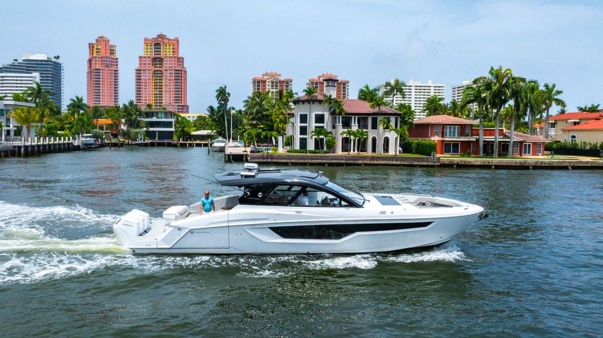 2024 Cruisers Yachts 50 