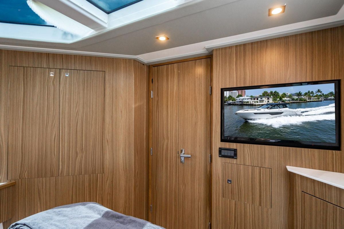 2024 Cruisers Yachts 50 