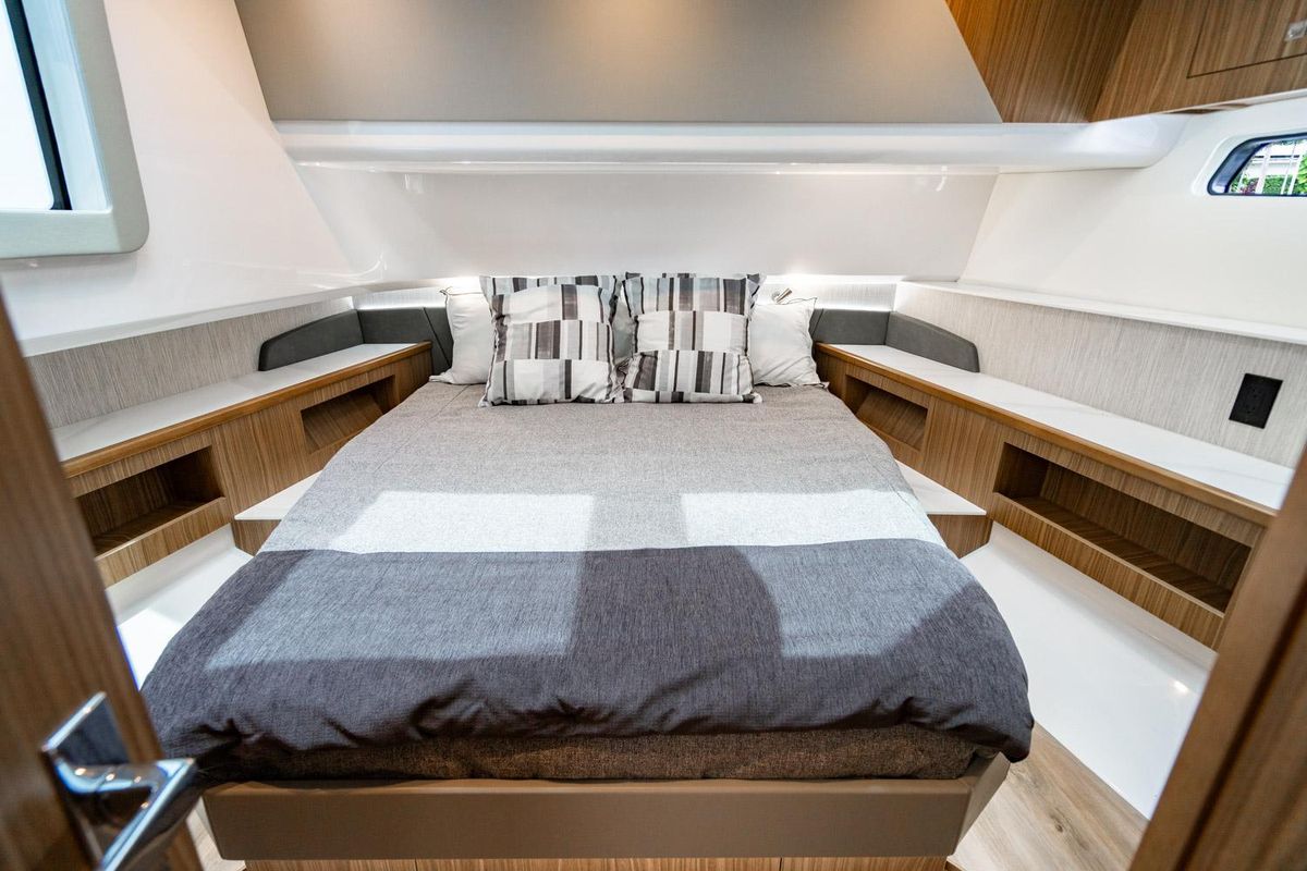 2024 Cruisers Yachts 50 