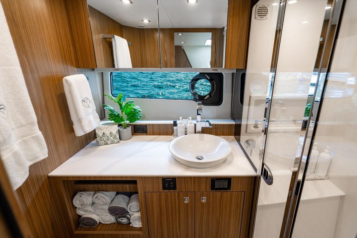 2024 Cruisers Yachts 50 