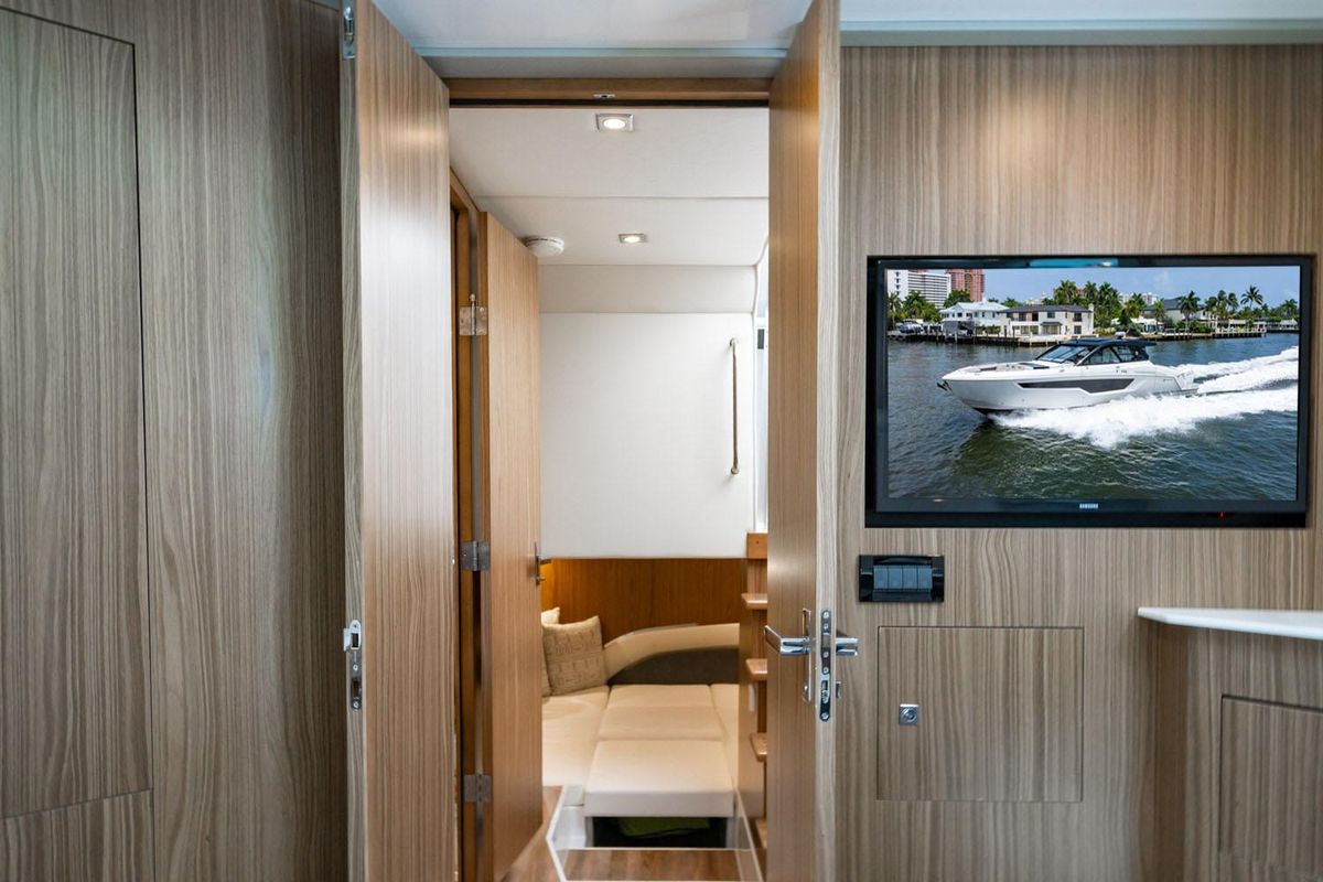 2024 Cruisers Yachts 50 