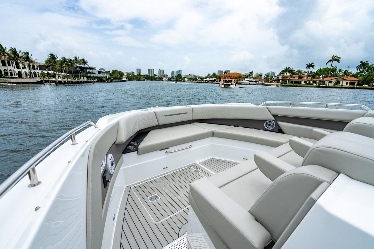 2024 Cruisers Yachts 50 