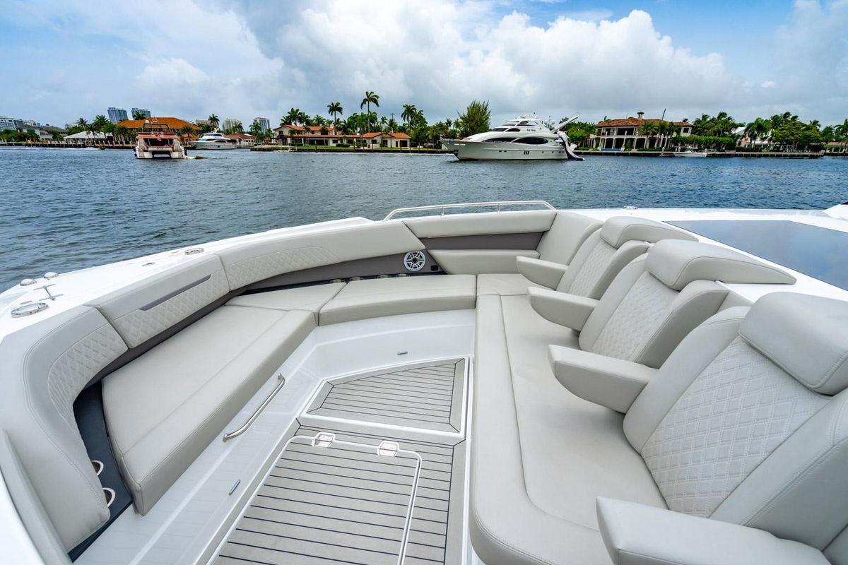 2024 Cruisers Yachts 50 