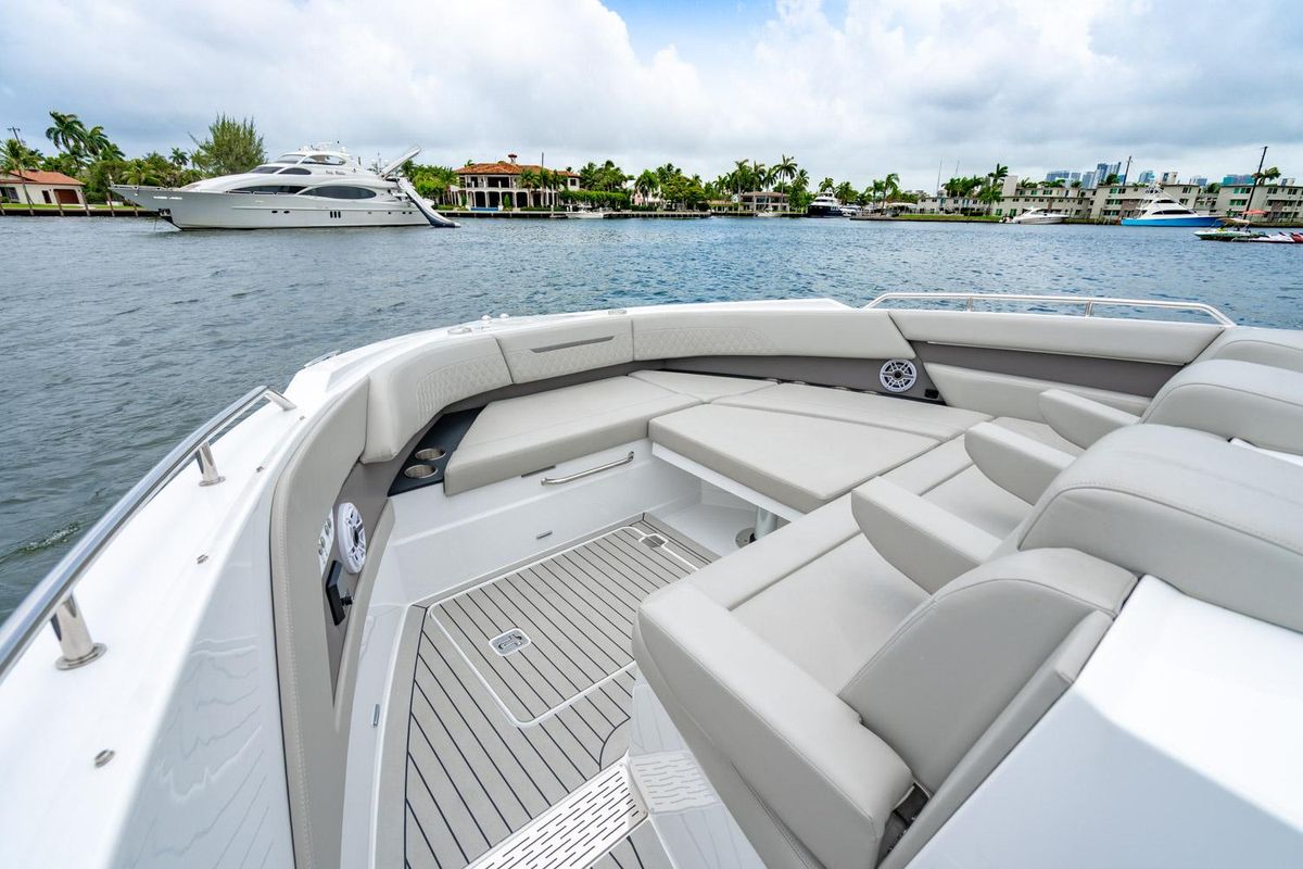 2024 Cruisers Yachts 50 