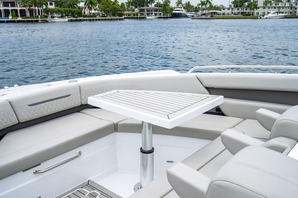 2024 Cruisers Yachts 50 