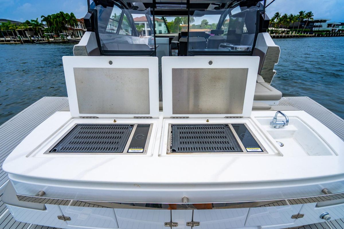 2024 Cruisers Yachts 50 