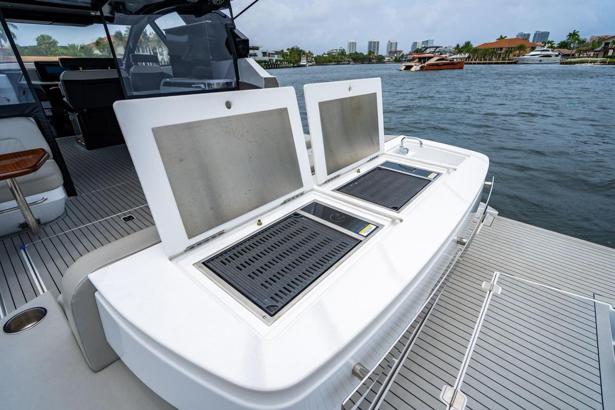 2024 Cruisers Yachts 50 