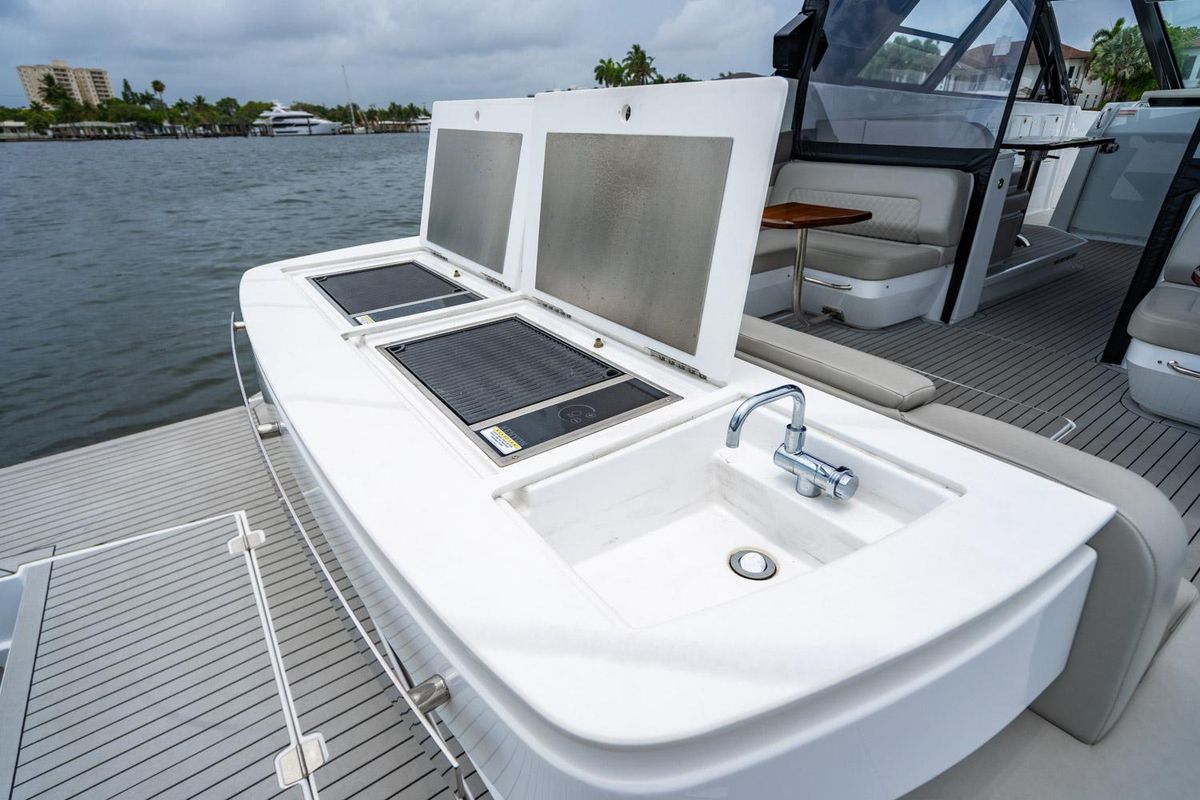 2024 Cruisers Yachts 50 