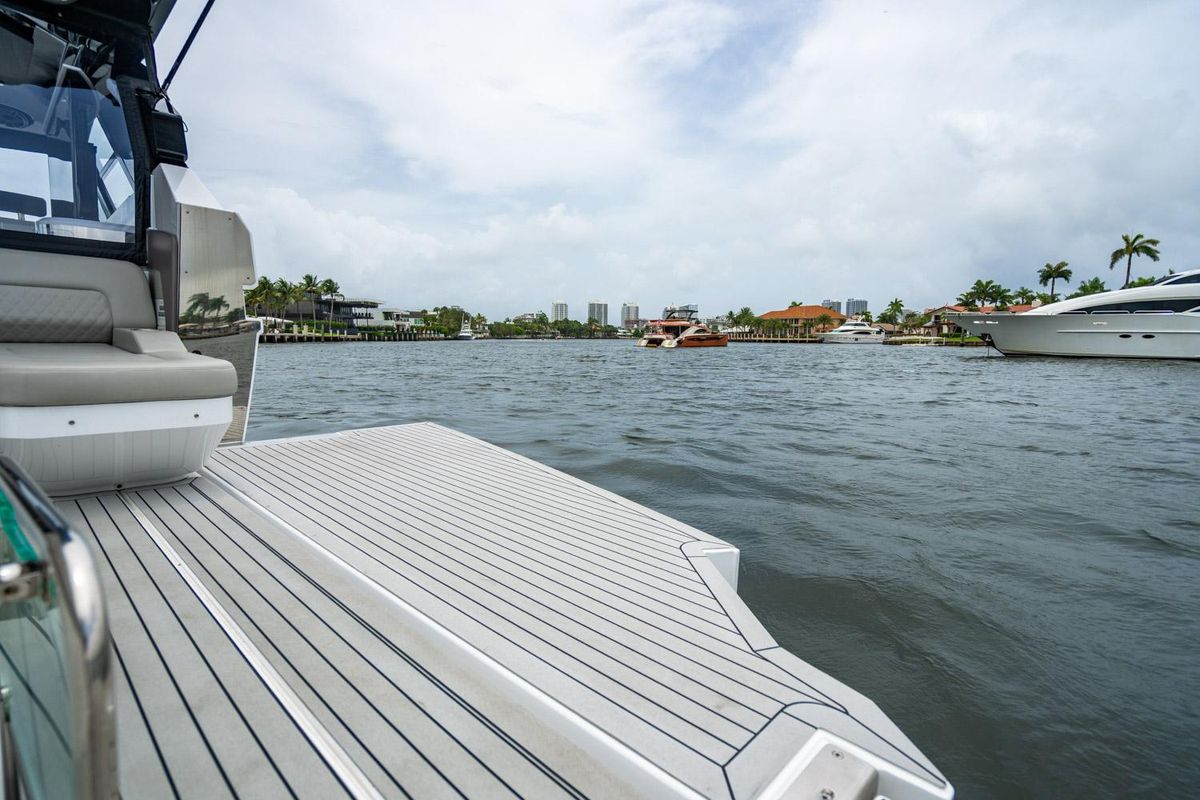 2024 Cruisers Yachts 50 