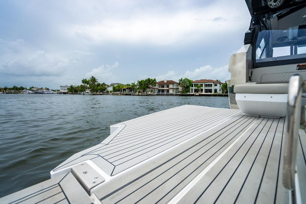 2024 Cruisers Yachts 50 