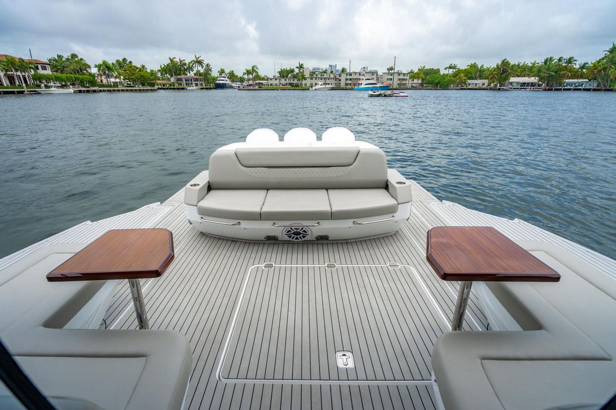 2024 Cruisers Yachts 50 