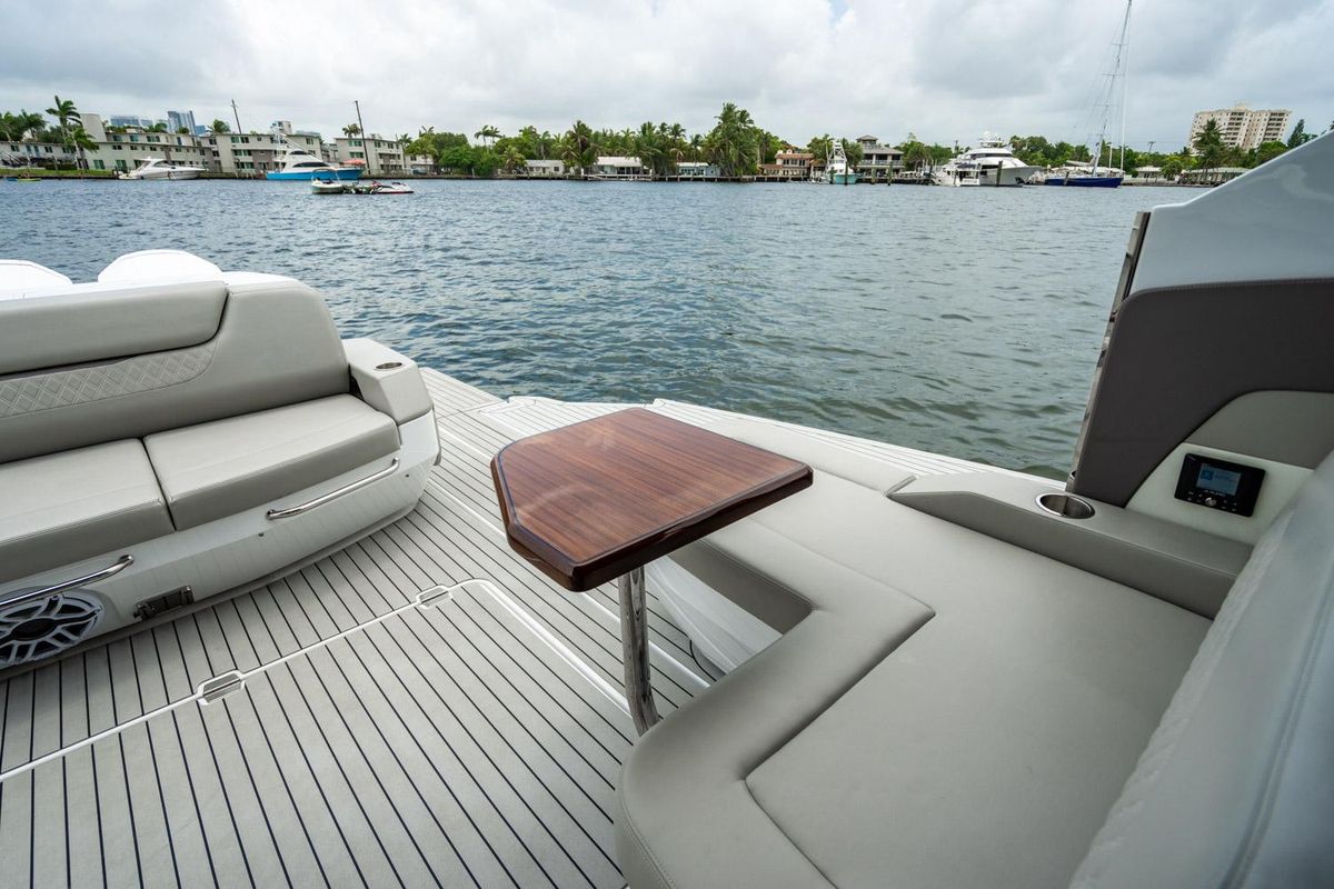 2024 Cruisers Yachts 50 